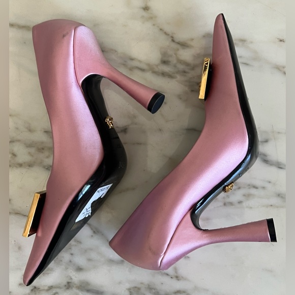 VERSACE Biggie Pink Satin Pointed Toe Crystal Medusa Plaque Pump Heels - Picture 9 of 13